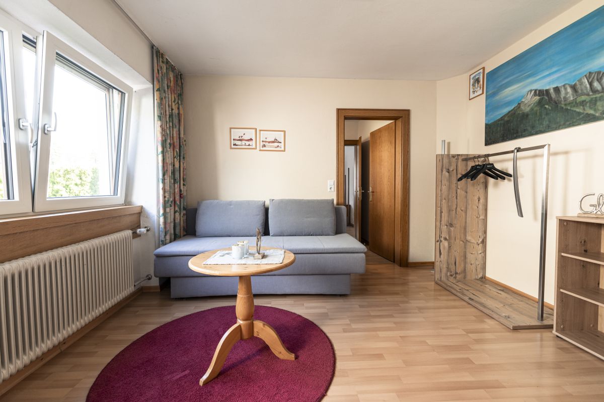 Heller Wohnbereich mit Sofa im Apartment Kohlberg