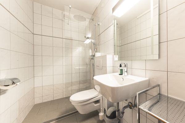 Helles Badezimmer mit Dusche im Apartment Grubigstein Helles Badezimmer mit Dusche im Apartment Grubigstein