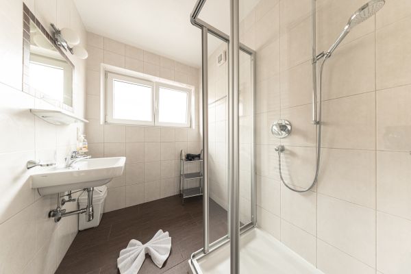 Helles Badezimmer mit Dusche im Apartment Kohlberg in Lermoos