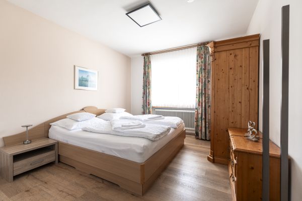 Gemütliches Schlafzimmer mit Doppelbett im Apartment Kohlberg