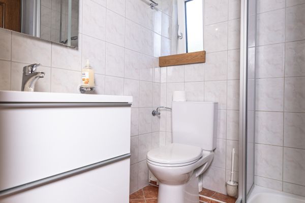 Modernes Badezimmer mit Dusche und WC im Apartment Upsspitze