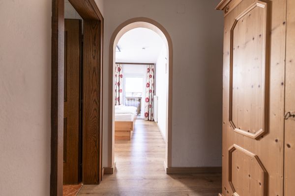 Heller Gang mit Blick ins Schlafzimmer im Apartment Upsspitze