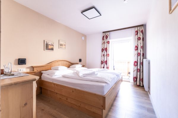 Gemütliches Schlafzimmer mit Doppelbett und Balkonzugang im Apartment Upsspitze