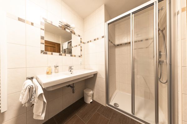 Helles Badezimmer mit Dusche Helles Badezimmer mit Dusche