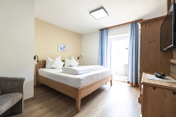 Gemütliches Schlafzimmer mit Doppelbett, TV und Balkon Gemütliches Schlafzimmer mit Doppelbett, TV und Balkon