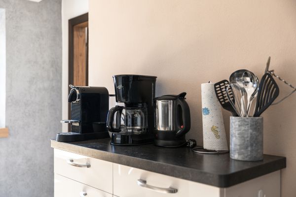 Kaffeemaschine sowie Wasserkocher und voll ausgestattete Küche im Apartment Kaffeemaschine sowie Wasserkocher und voll ausgestattete Küche im Apartment