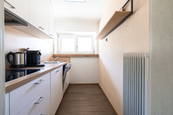 Kompakte voll ausgestattete Küche mit Nespresso-Maschine