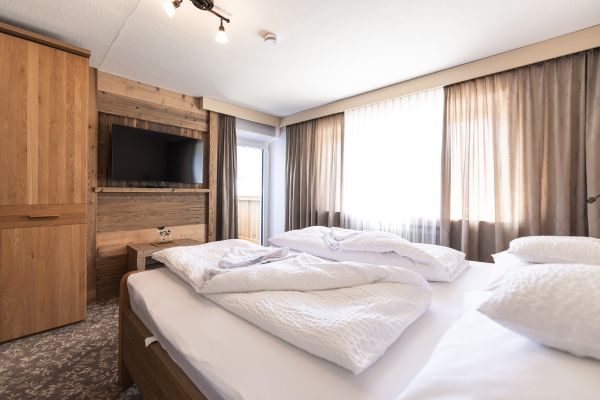 Gemütliches Schlafzimmer mit TV und Balkonzugang