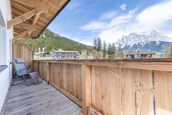 Großer Balkon mit Blick auf die Zugspitze in Lermoos Großer Balkon mit Blick auf die Zugspitze in Lermoos