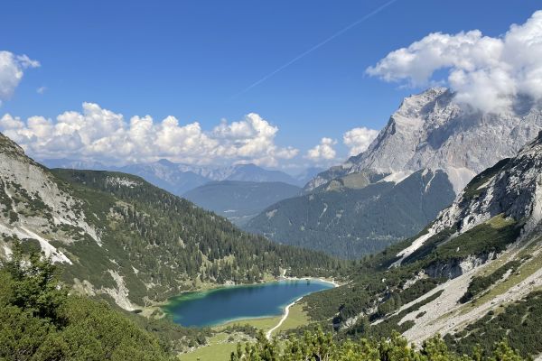 Seebensee mit Blick auf die Zugspitze in Tirol Seebensee mit Blick auf die Zugspitze in Tirol