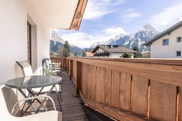 Großer Balkon mit Sitzbereich und Bergblick in den Ferienwohnungen Beim Franz in Lermoos Großer Balkon mit Sitzbereich und Bergblick in den Ferienwohnungen Beim Franz in Lermoos