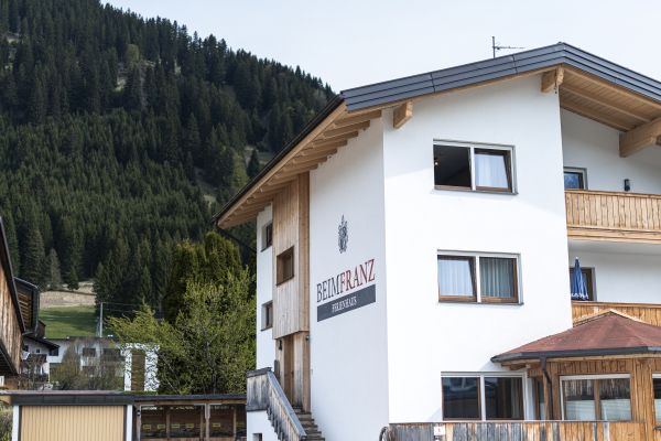 Außenansicht vom Ferienhaus Beim Franz in ruhiger Lage in Lermoos Tirol Außenansicht vom Ferienhaus Beim Franz in ruhiger Lage in Lermoos Tirol