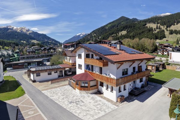 Drohnenaufnahme der Ferienwohnungen Beim Franz mit Garten und Bergpanorama in Lermoos Drohnenaufnahme der Ferienwohnungen Beim Franz mit Garten und Bergpanorama in Lermoos