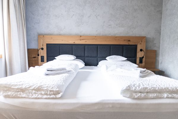 Modernes Schlafzimmer mit gemütlichem Doppelbett in den Ferienwohnungen Beim Franz Modernes Schlafzimmer mit gemütlichem Doppelbett in den Ferienwohnungen Beim Franz