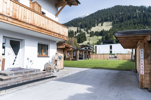 Großer Garten und Außenbereich der Ferienwohnungen Beim Franz in Lermoos Großer Garten und Außenbereich der Ferienwohnungen Beim Franz in Lermoos